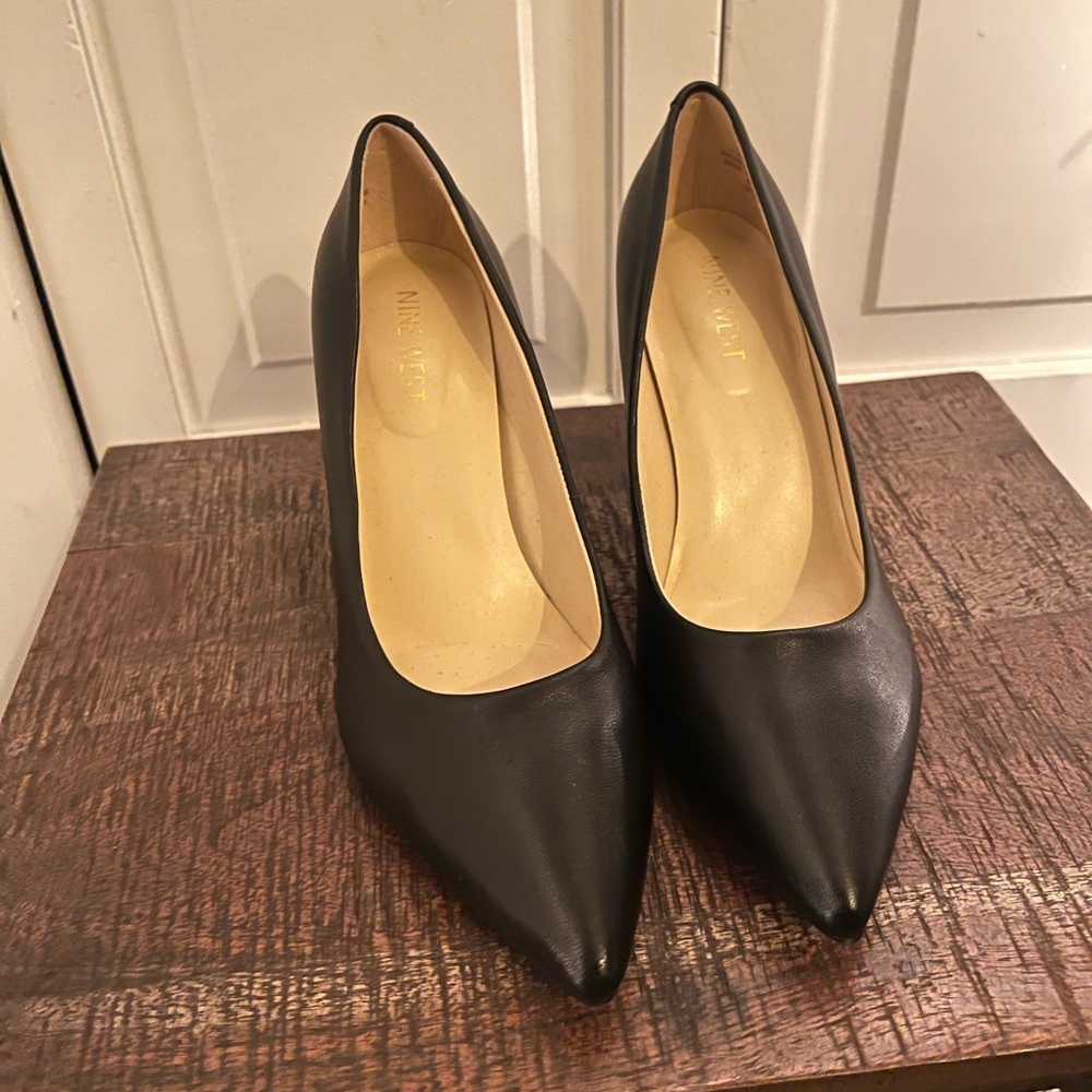 NineWest Black Leather Pumps